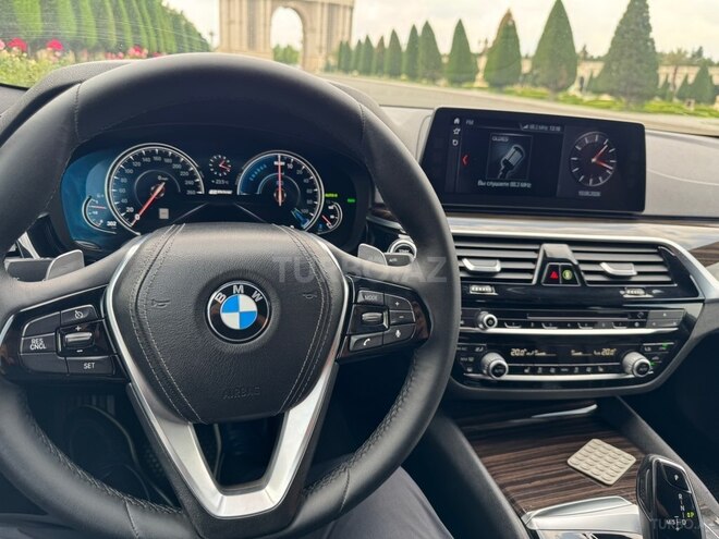 BMW 530e-11