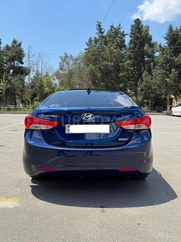 Hyundai Elantra-2