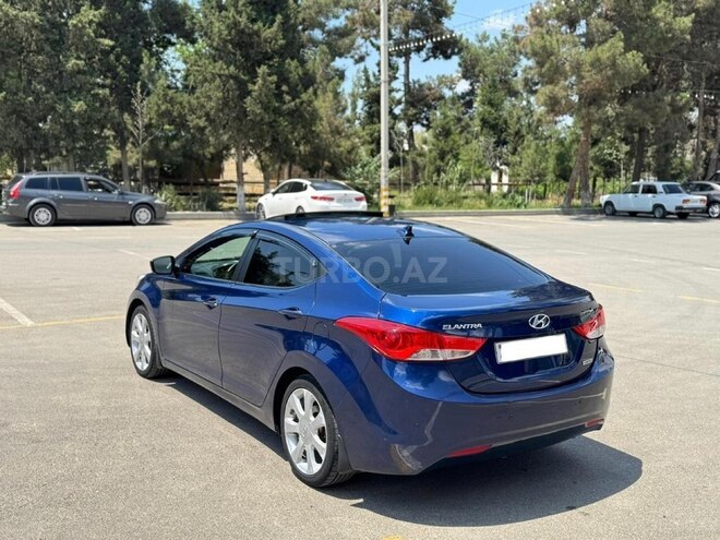 Hyundai Elantra-11