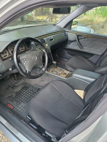 Mercedes E 270-4