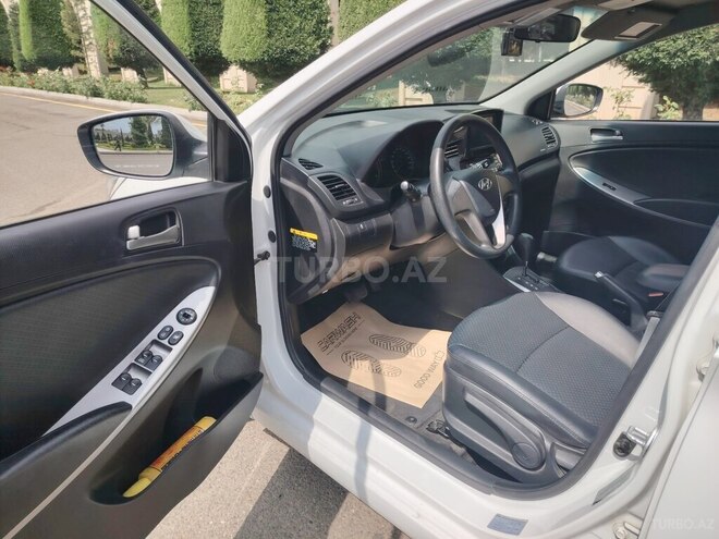 Hyundai Accent-12