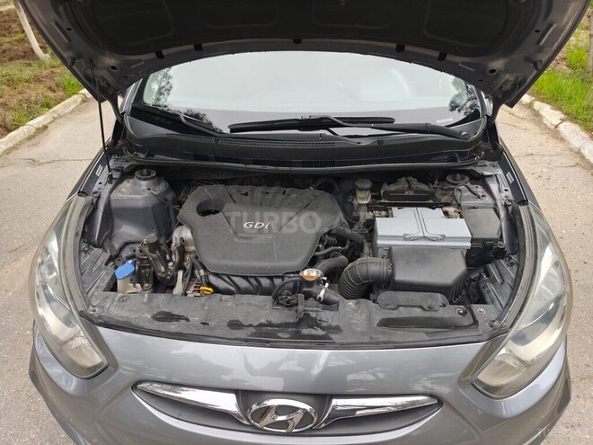 Hyundai Accent-11