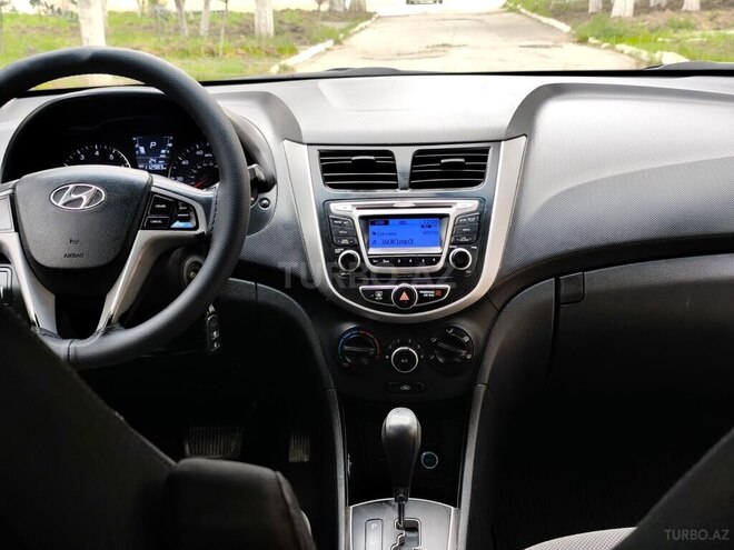 Hyundai Accent-12