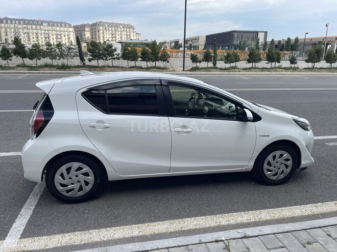 Toyota Aqua-5