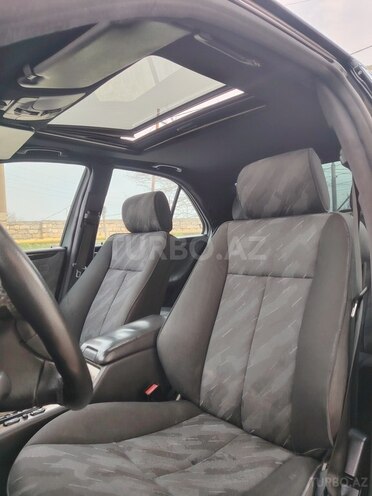Mercedes E 320-17