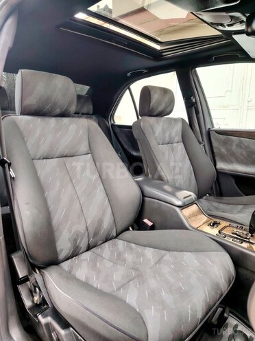 Mercedes E 320-21