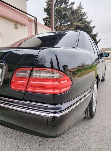 Mercedes E 320-11