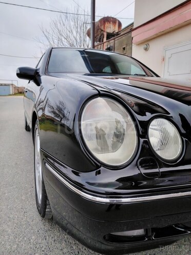 Mercedes E 320-13