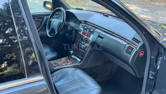Mercedes E 270-6