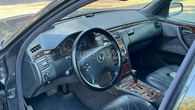 Mercedes E 270-5