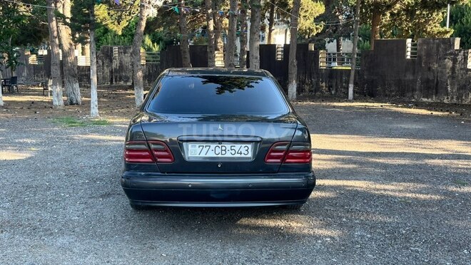 Mercedes E 270-2