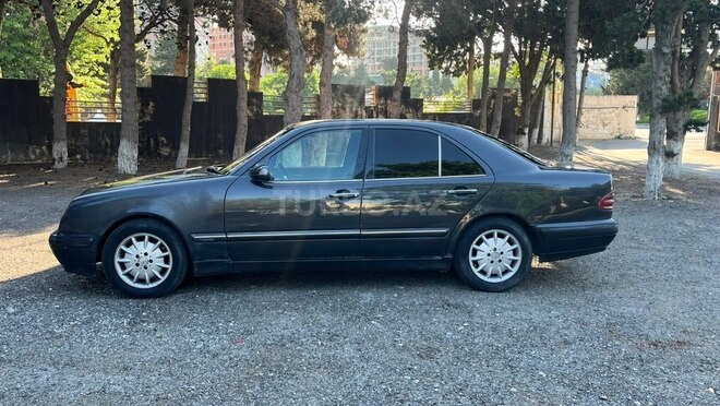 Mercedes E 270-3