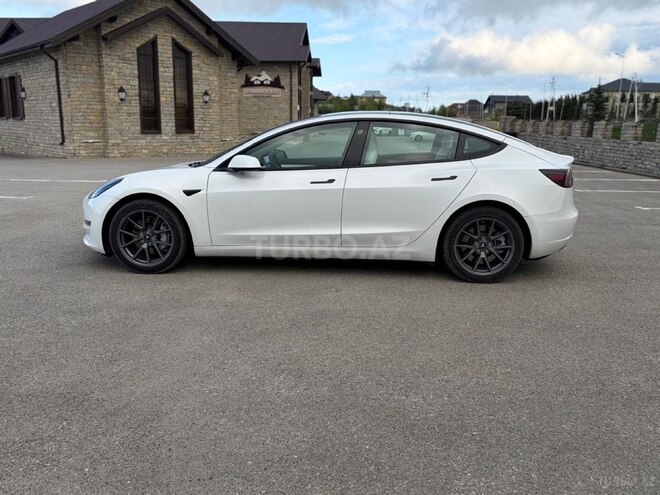 Tesla Model 3-4