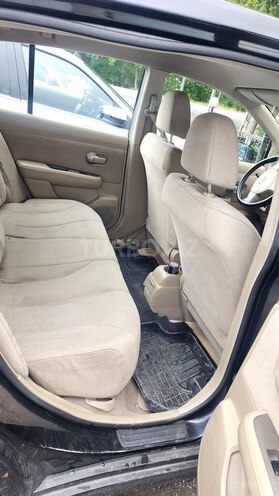 Nissan Tiida-12