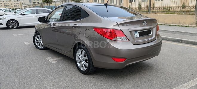 Hyundai Accent-2