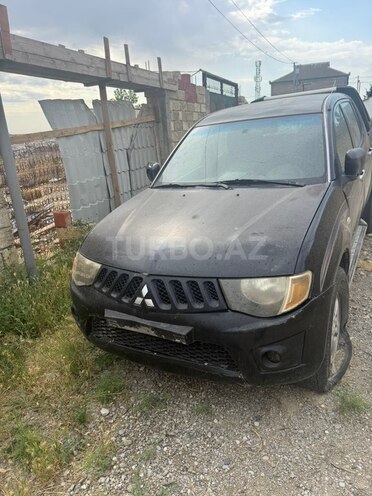 Mitsubishi L200-1
