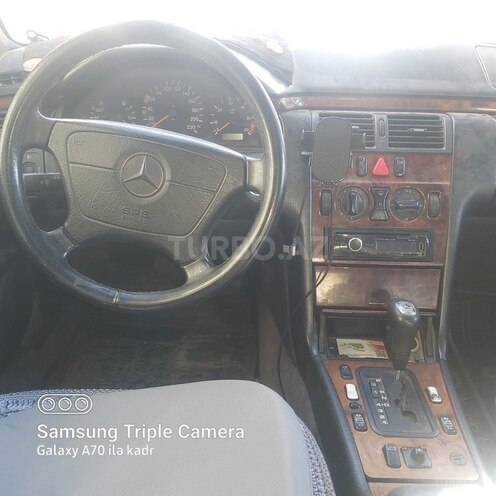 Mercedes E 220-21