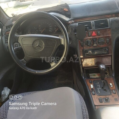 Mercedes E 220-17