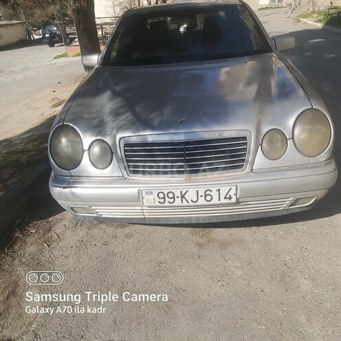 Mercedes E 220-11