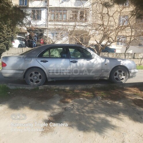 Mercedes E 220-12