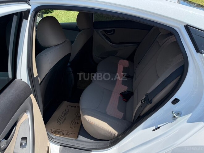 Hyundai Elantra-21