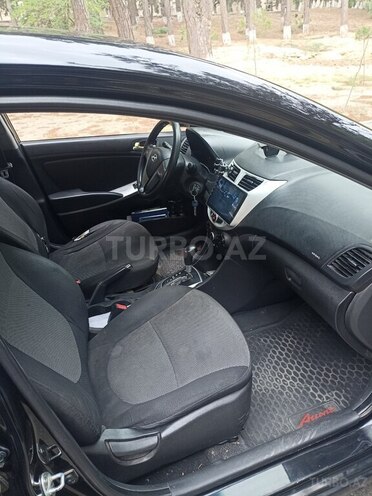 Hyundai Accent-11