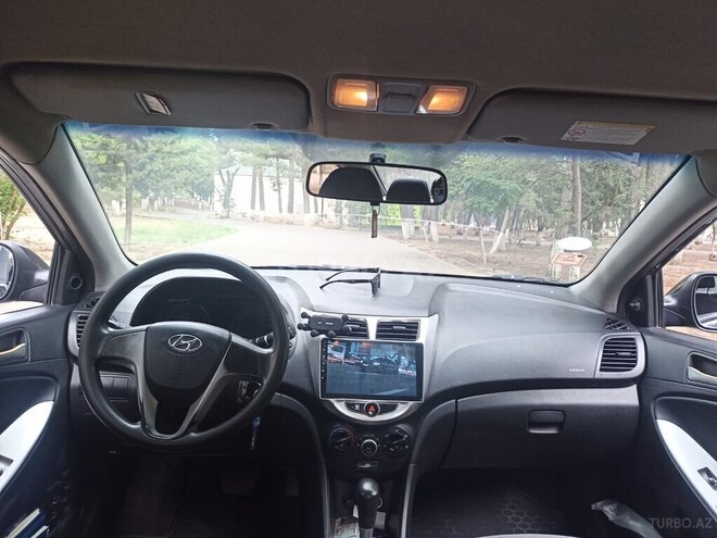 Hyundai Accent-12
