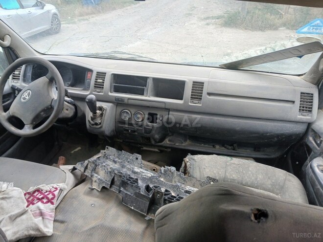 Toyota HiAce-3