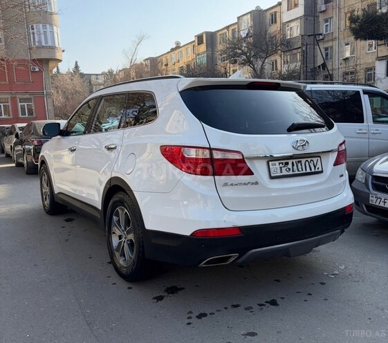 Hyundai Grand Santa Fe-4