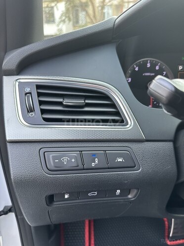 Hyundai Sonata-14