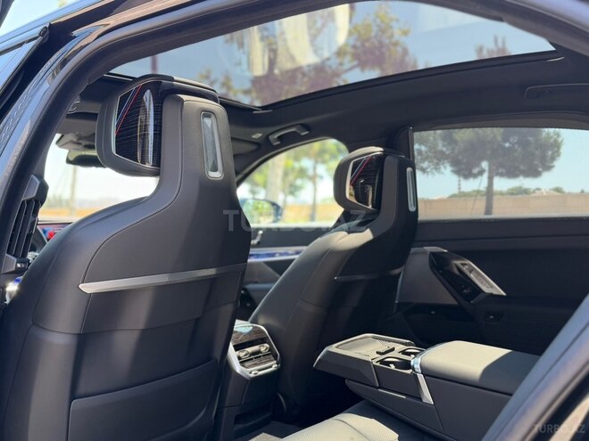 BMW i7-17