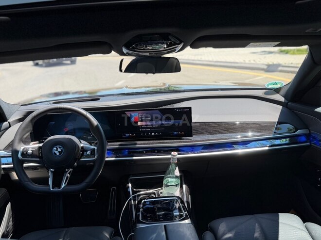 BMW i7-19
