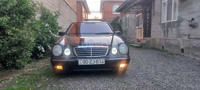 Mercedes E 240-1