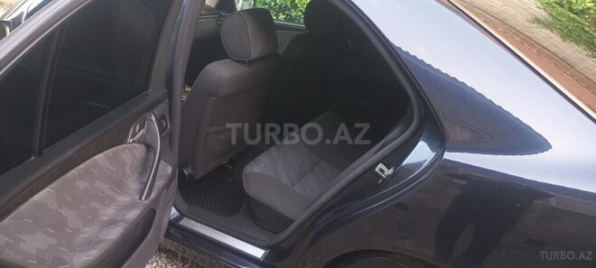 Mercedes E 240-6