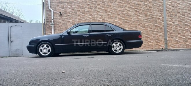 Mercedes E 240-17