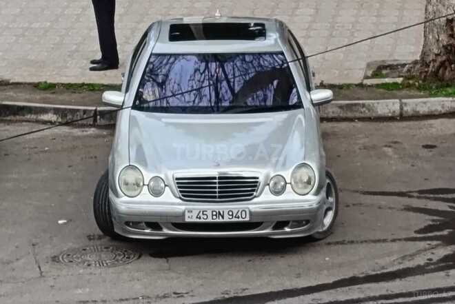 Mercedes E 270-1