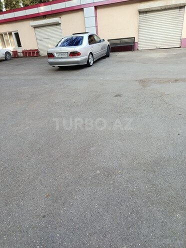 Mercedes E 270-8