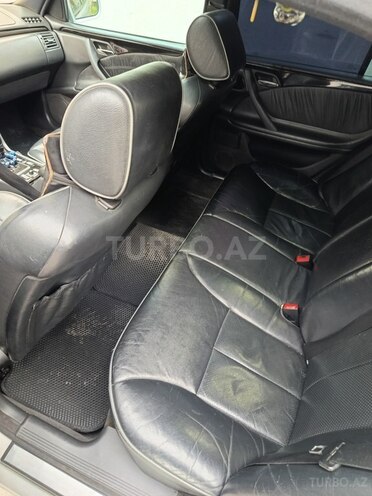 Mercedes E 270-9