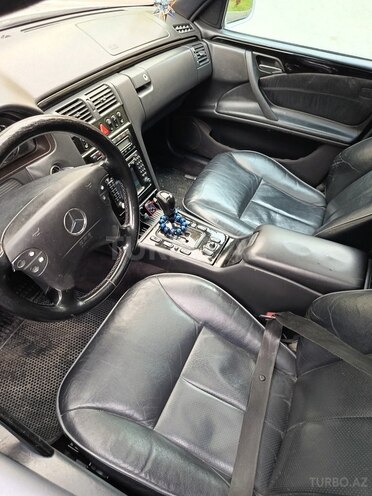Mercedes E 270-12