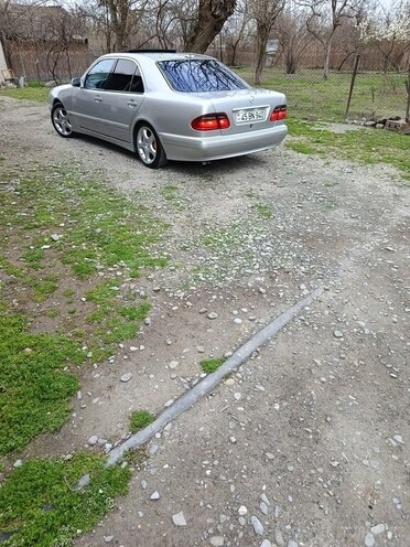 Mercedes E 270-7