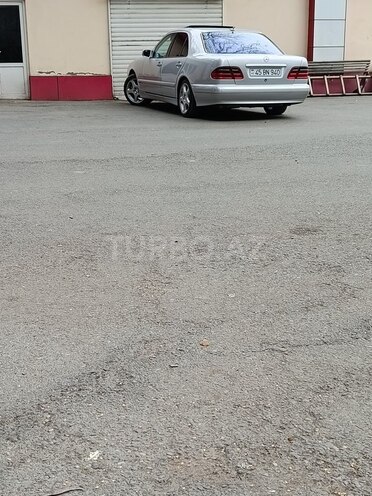 Mercedes E 270-4