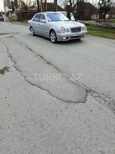 Mercedes E 270-2
