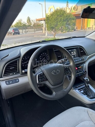 Hyundai Elantra-10