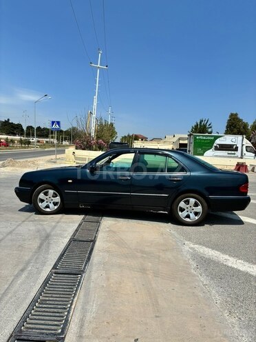 Mercedes E 200-13