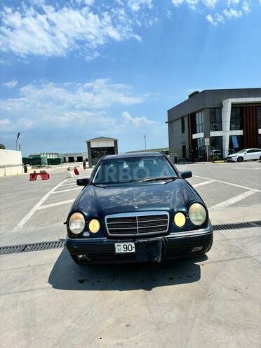Mercedes E 200-11