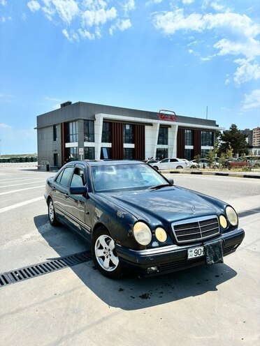 Mercedes E 200-17