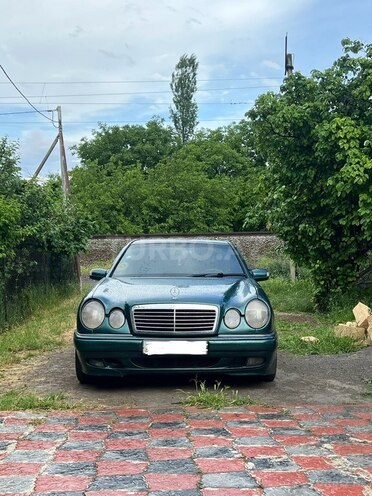 Mercedes E 320-1