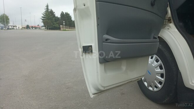 Ford Transit-12