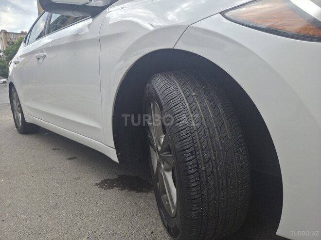 Hyundai Elantra-11