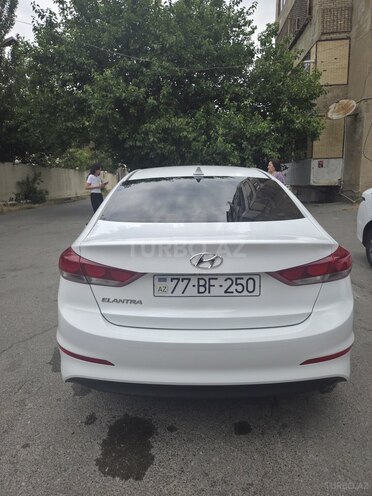 Hyundai Elantra-10